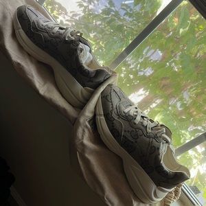 Never worn Mens Gucci 100 Rhyton sneaker sz 10. In Gucci bags no box